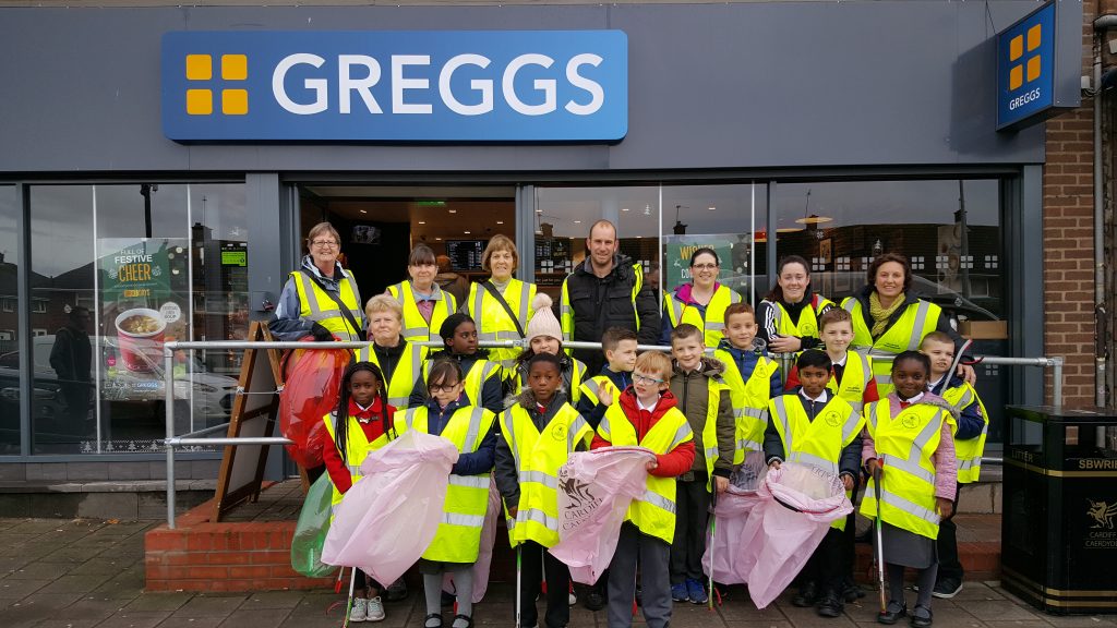 Greggs yn noddi Llanrhymni glanach